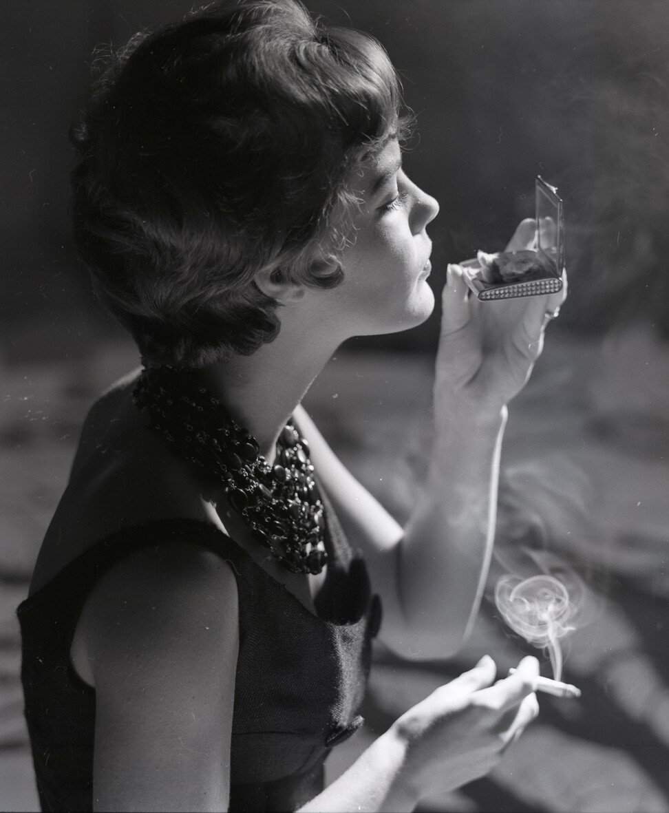 F.C. Gundlach, Romy Schneider mit Spiegel, Hamburg, 1961, Print, 50 x 50 cm