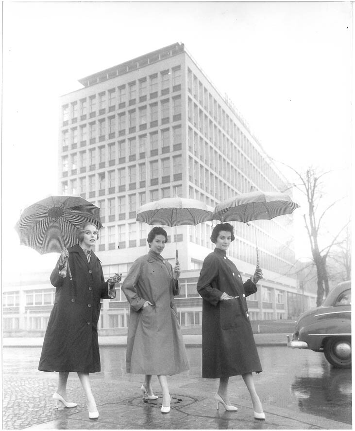 F.C. Gundlach, Regenwetter aufgeheitert, Modelle Staebe-Seger, Fasanenstra&szlig;e Berlin, 1955, Vintage print, 30,3 x 24 cm