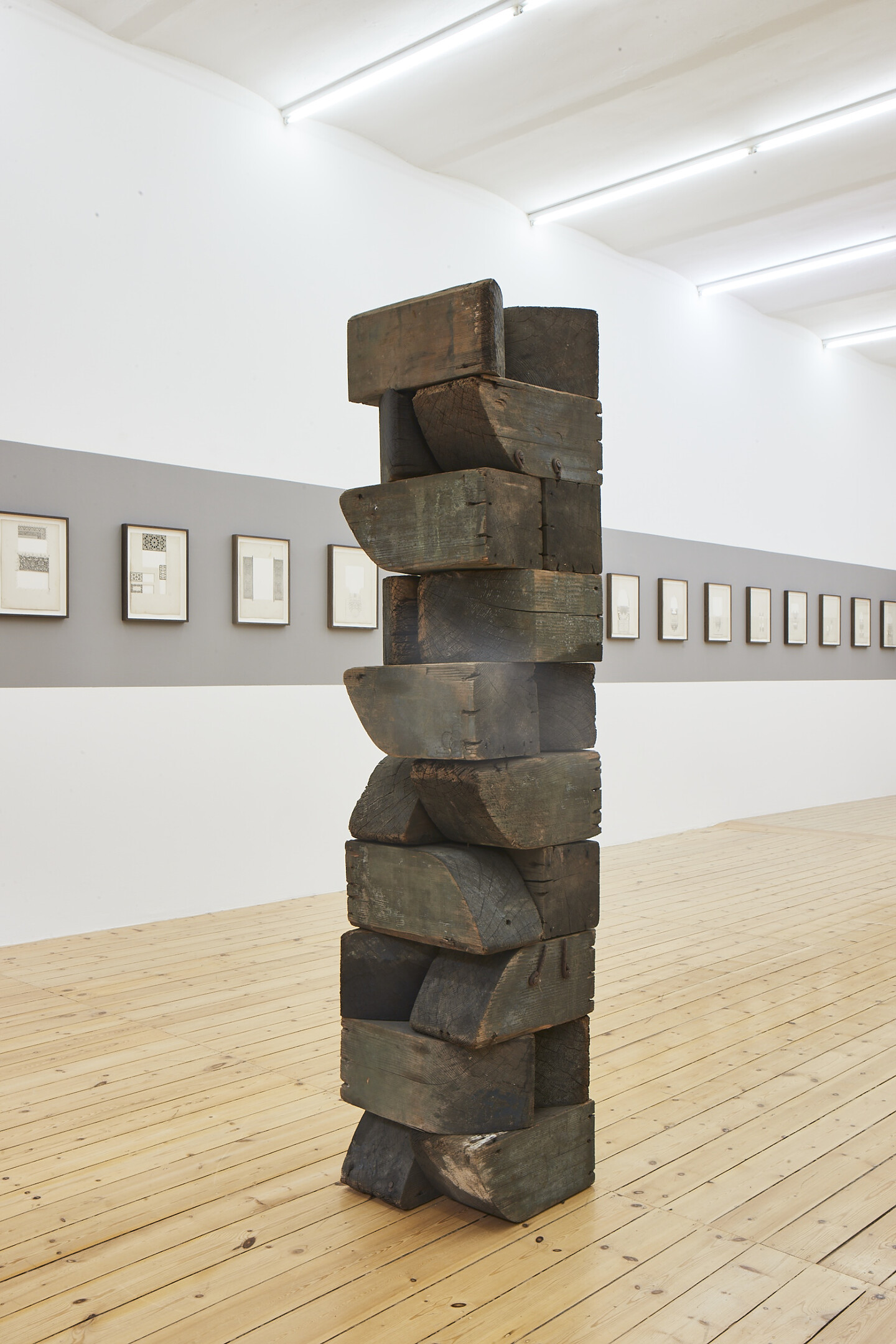 Rayyane Tabet, Assemblage, 1910-2020, 18,5x18,5x39 cm each, Installation size 39x39 x 186 cm, Exhibition view Sfeir-Semler Gallery Hamburg 2021