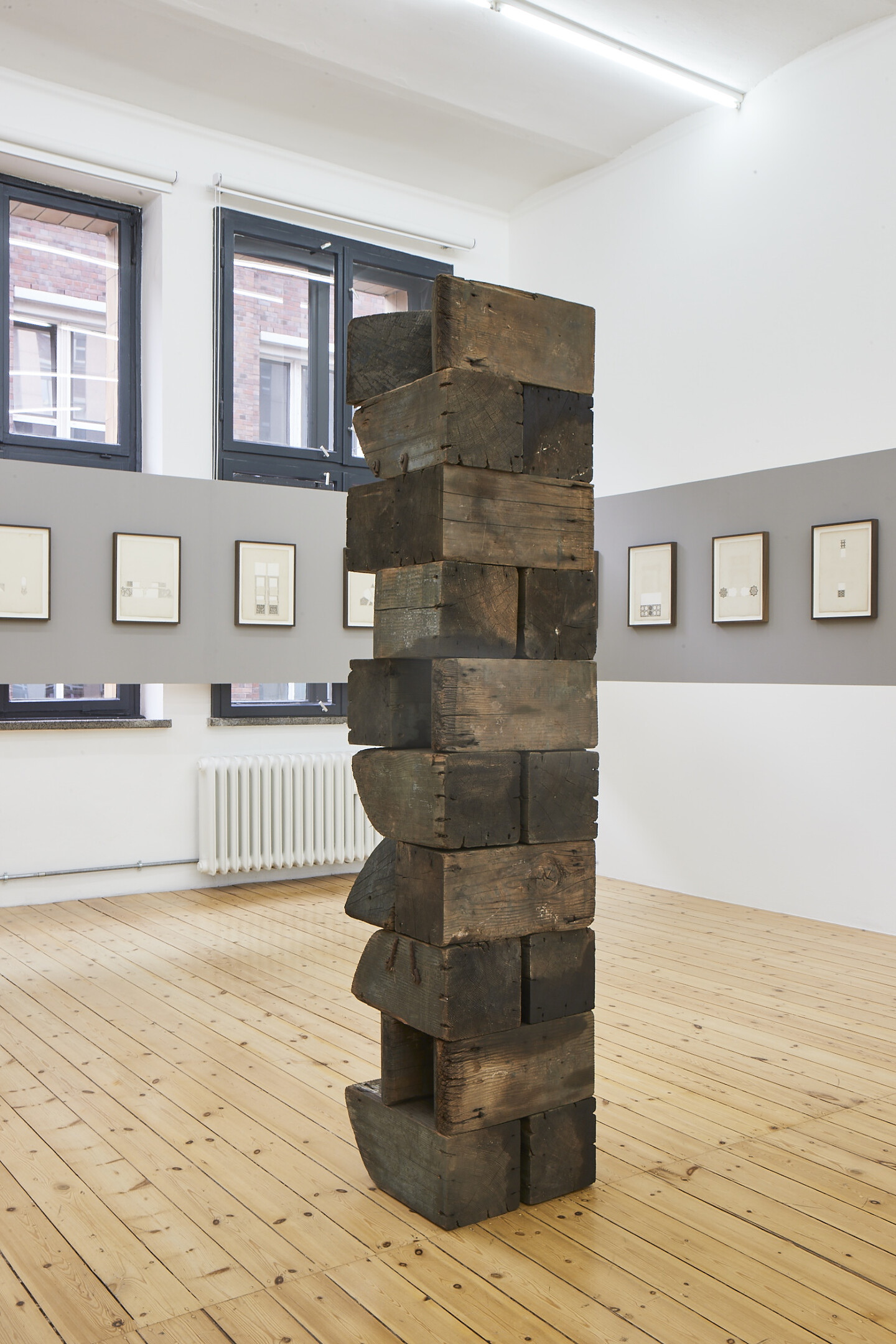 Rayyane Tabet, Assemblage, 1910-2020, 18,5x18,5x39 cm each, Installation size 39x39 x 186 cm, Exhibition view Sfeir-Semler Gallery Hamburg 2021