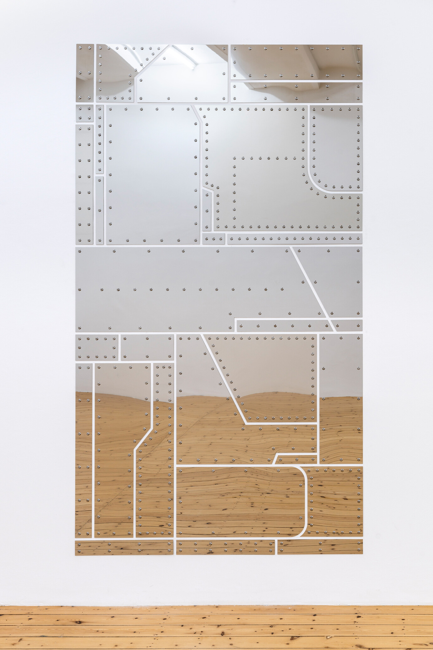 Sung Tieu, 636, 2021 Polished stainless steel panels in 33 parts 250 x 140 cm, Edition 1 + 1 AP