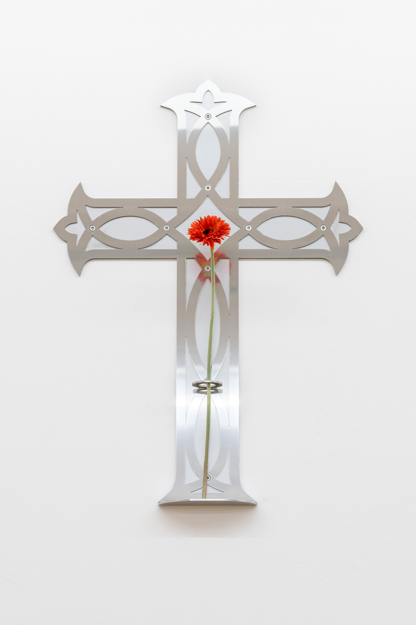 Sung Tieu, What Do You Let Go?, 2021 Plastic flower, polished and unpolished stainless steel 66 x 48 x 5 cm, Unique